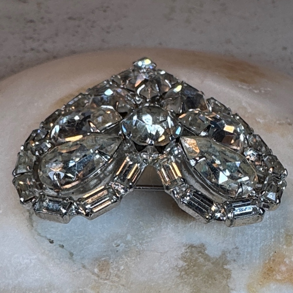 Albert Weiss vintage rhinestone-encrusted heart-shaped brooch. - Picture 5 of 12